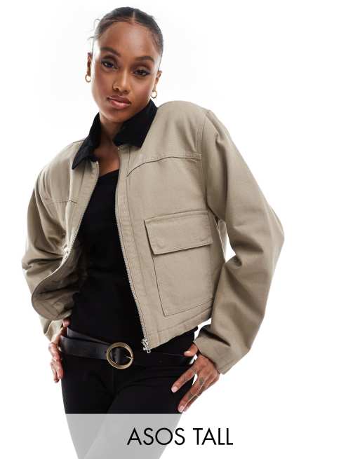 Chaqueta corta color piedra con bolsillo de lona de ASOS DESIGN Tall