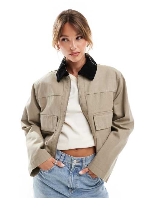 Chaqueta corta color piedra con bolsillo de lona de ASOS DESIGN