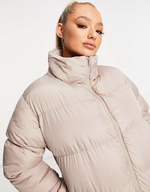 Chaqueta corta color topo de plumas de Threadbare, 2 de 4