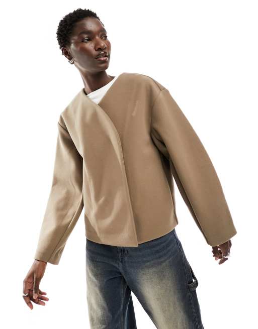 Chaqueta corta color topo sin solapas con mangas globo de tejido cepillado de Monki