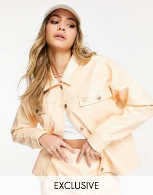 Chaqueta corta color tostado efecto cocodrilo de Fila