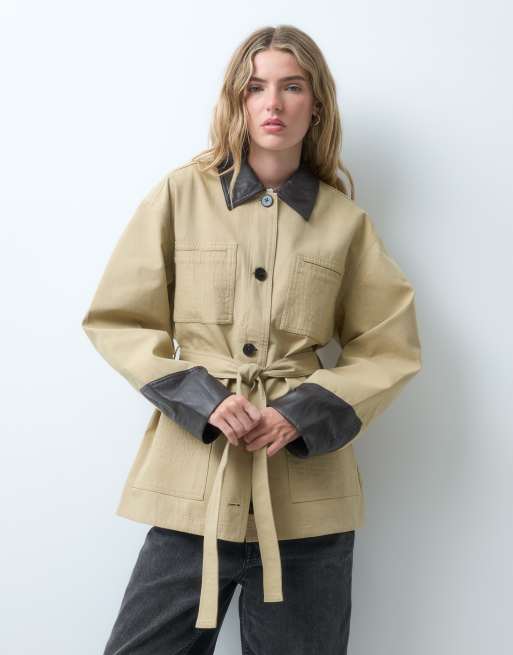 Chaqueta corta con cinturón anudado y detalles en contraste en beige, 4 de 4