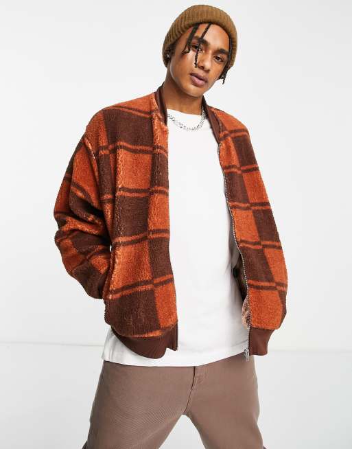 Chaqueta corta extragrande a cuadros marrones de borreguito tipo peluche de ASOS DESIGN
