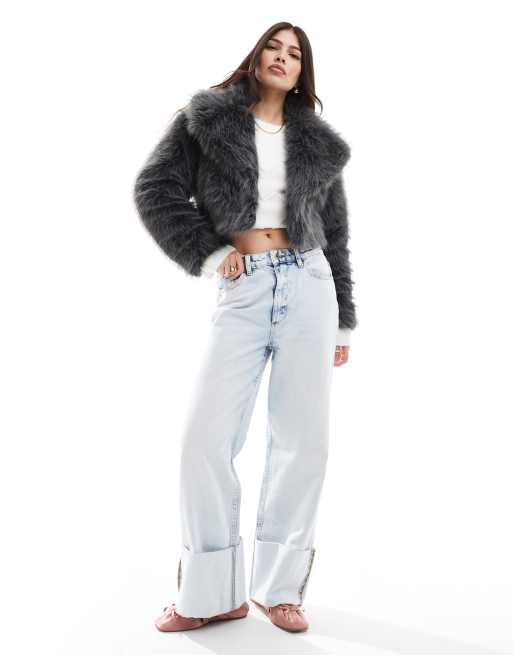 Chaqueta corta gris carbón de piel sintética de Miss Selfridge, 2 de 4