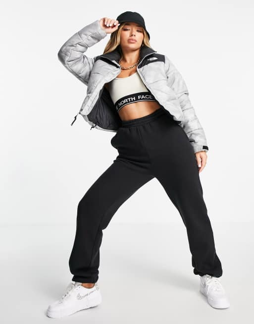 Chaqueta corta gris con efecto tie dye Saikuru exclusiva en ASOS de The North Face, 4 de 4
