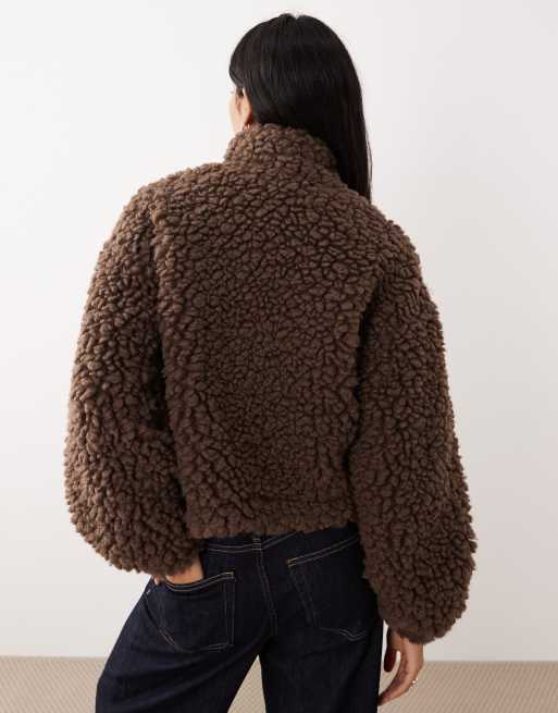 Chaqueta corta marrón chocolate de borreguito premium de VILA, 3 de 4