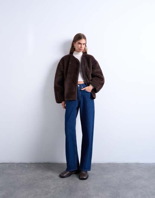Chaqueta corta marrón chocolate de corte ovoide con doble botonadura de borreguito de Topshop, 2 de 4