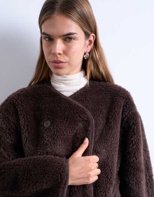 Chaqueta corta marrón chocolate de corte ovoide con doble botonadura de borreguito de Topshop, 4 de 4