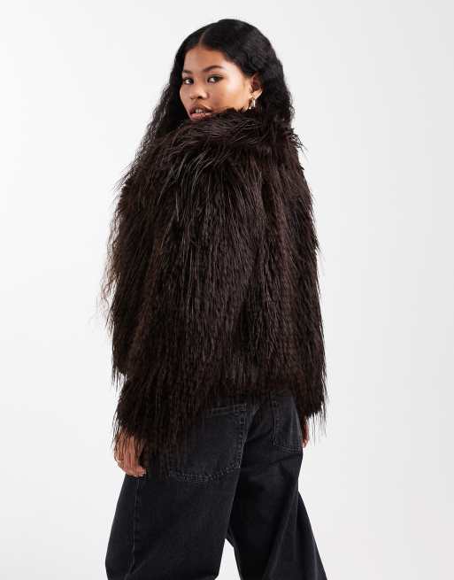 Chaqueta corta marrón chocolate de piel sintética de ASOS DESIGN Petite, 2 de 4
