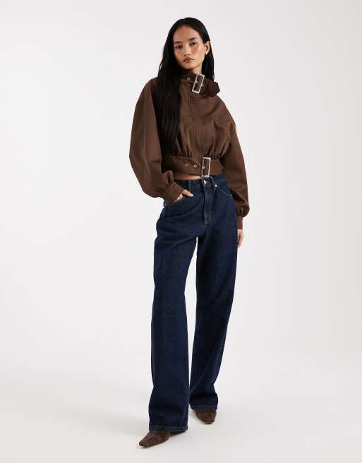 Chaqueta corta marrón con cuello alzado y detalle de hebilla de ASOS DESIGN, 2 de 4