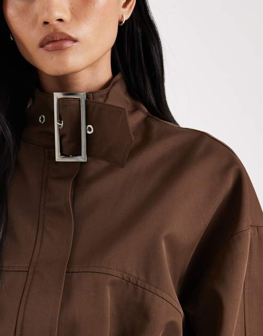 Chaqueta corta marrón con cuello alzado y detalle de hebilla de ASOS DESIGN, 3 de 4