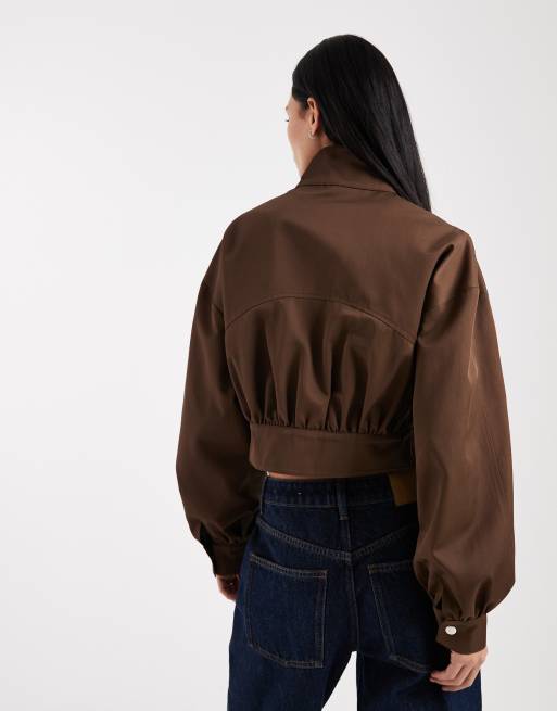 Chaqueta corta marrón con cuello alzado y detalle de hebilla de ASOS DESIGN, 4 de 4