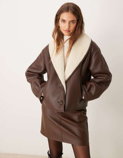 Chaqueta corta marrón con cuello esmoquin de borreguito de ASOS DESIGN