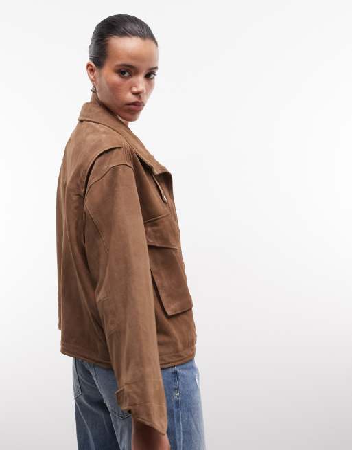 Chaqueta corta marrón nogal con cuello alzado de ante Clay de AllSaints, 4 de 4