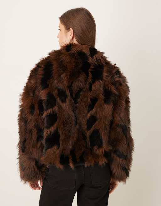 Chaqueta corta marrón y negra de piel sintética premium de VILA, 3 de 4