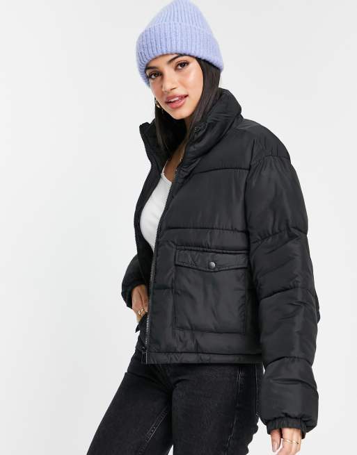 Chaqueta corta negra acolchada de Wednesday's Girl
