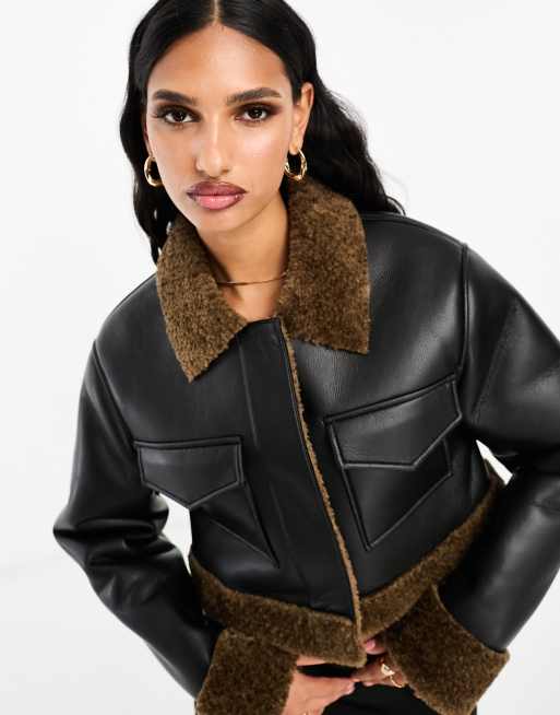 Chaqueta corta negra con ribetes marrones de borreguito en contraste de ASOS DESIGN, 2 de 4