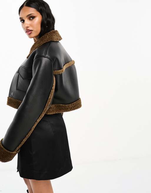 Chaqueta corta negra con ribetes marrones de borreguito en contraste de ASOS DESIGN, 3 de 4