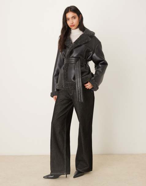 Chaqueta corta negra de tejido efecto peluche con solapas gris oscuro y cinturón de poliuretano de Gina Tricot - view 1