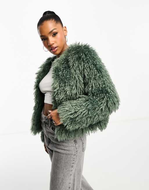 Chaqueta corta verde salvia de piel sintética de Urban Revivo