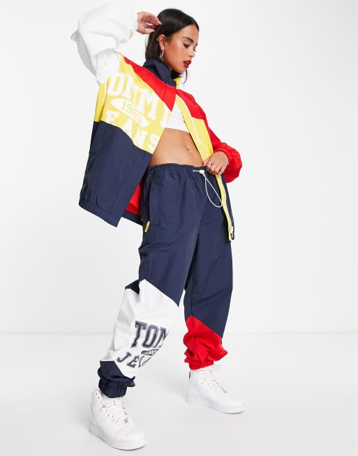 Chaqueta cortavientos con diseño color block y logo dividido exclusiva de Tommy Jeans x ASOS (parte de un conjunto)