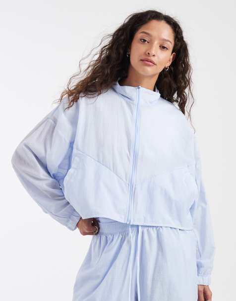 Chaqueta cortavientos corta azul claro con cuello alzado de Nike - view 1