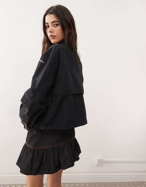 Chaqueta cortavientos corto cargo negro Paracutie de Columbia, 4 de 4