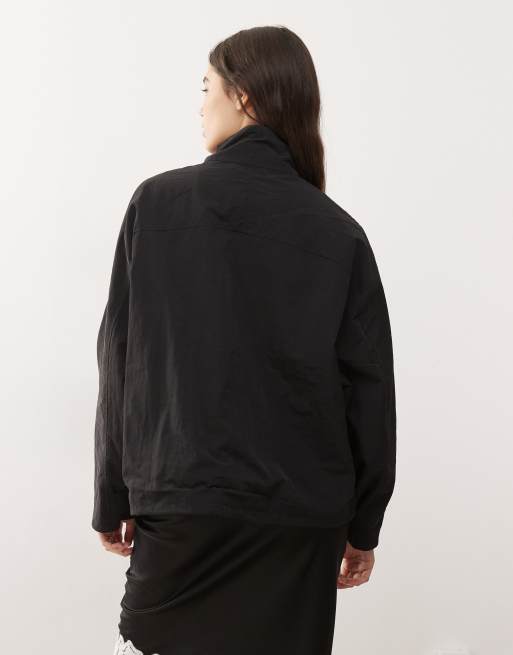 Chaqueta cortavientos negra con cuello alto y bajo ajustable de algodón Shoreline de Lioness, 4 de 4