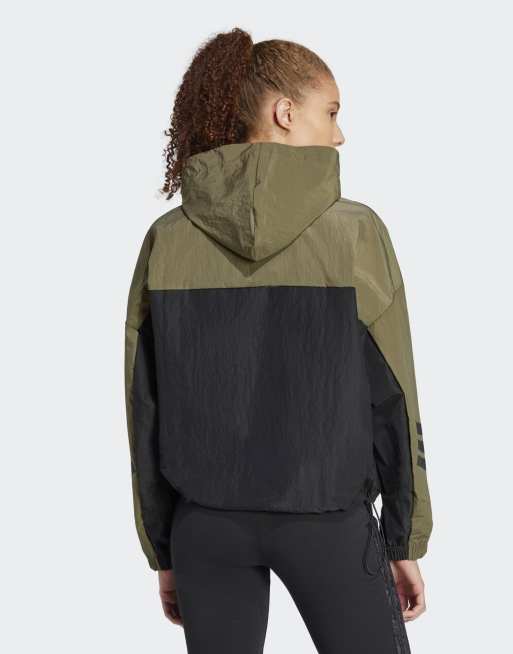 Chaqueta cortavientos verde oliva con 3 rayas Future Icons de adidas, 3 de 4