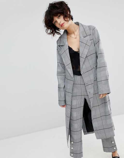 Conjunto de traje con chaqueta cruzada tipo gabardina y pantalones con cuadros de J.O.A , 2 de 3