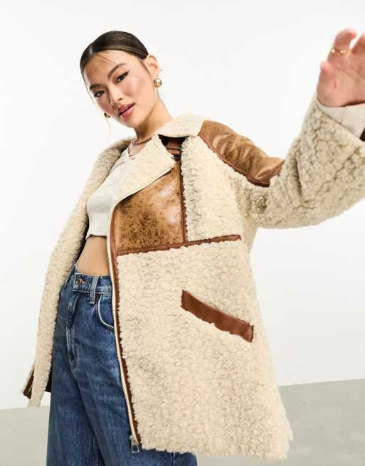 Chaqueta de aviador color camel reforzada con ribetes de borreguito en contraste de QED London