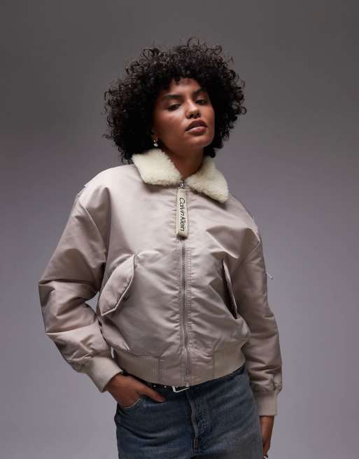 Chaqueta de aviador color piedra con solapas de sherpa de Calvin Klein Jeans