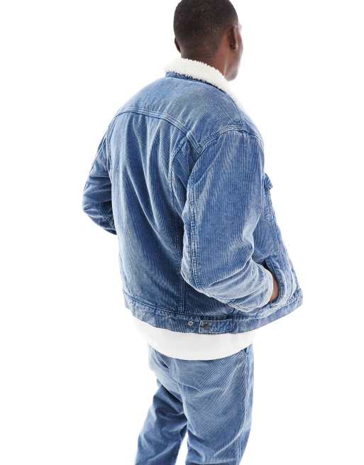 Chaqueta de camionero azul holgada de denim tipo pana y sherpa de