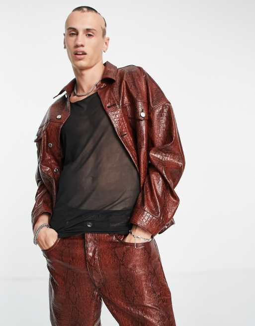 Chaqueta de camionero roja con estampado de serpiente de tejido efecto cuero de ASOS DESIGN (parte de un conjunto) 