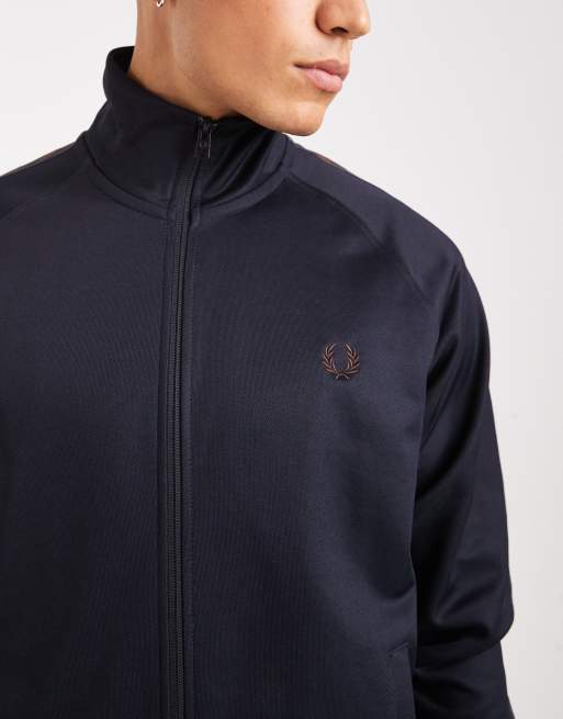 Chaqueta de chándal azul marino con cinta marrón tabaco tostado en contraste de Fred Perry , 5 de 5