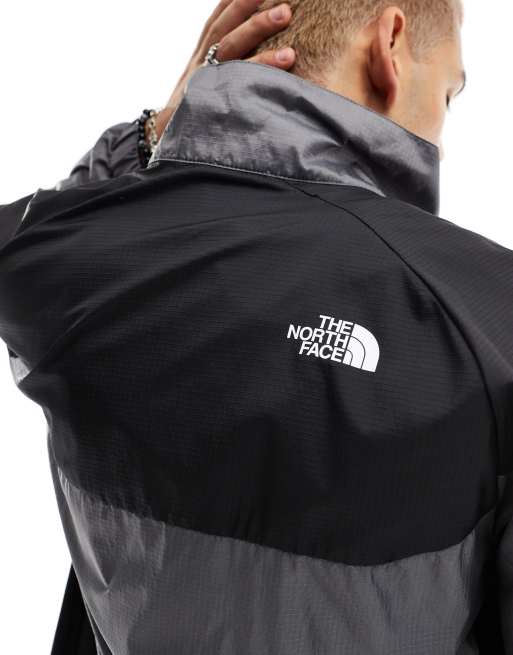 Chaqueta de chándal gris y negra con cremallera Windshell NSE de The North Face, 2 de 4