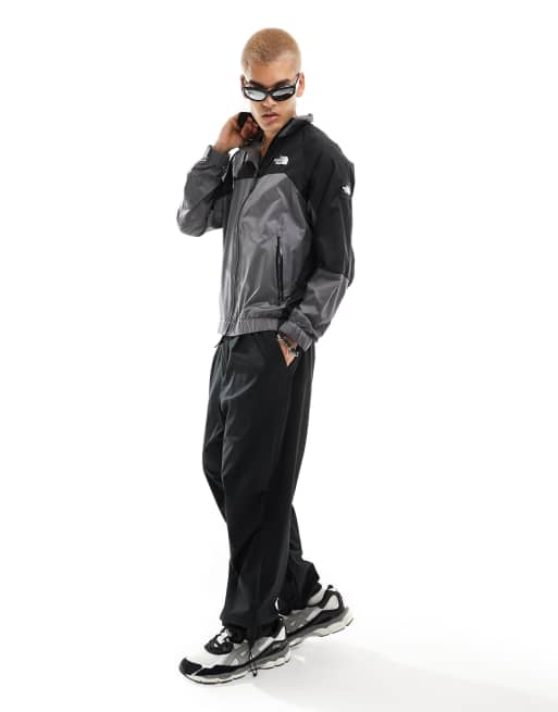 Chaqueta de chándal gris y negra con cremallera Windshell NSE de The North Face, 3 de 4