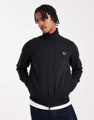 Chaqueta de chándal negra con abertura para el pulgar de Fred Perry | ASOS
