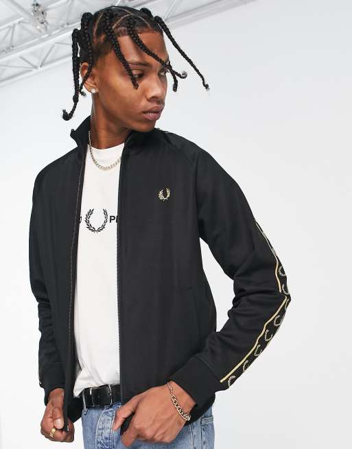 Chaqueta de ch ndal negra con cinta del logo dorado de Fred Perry