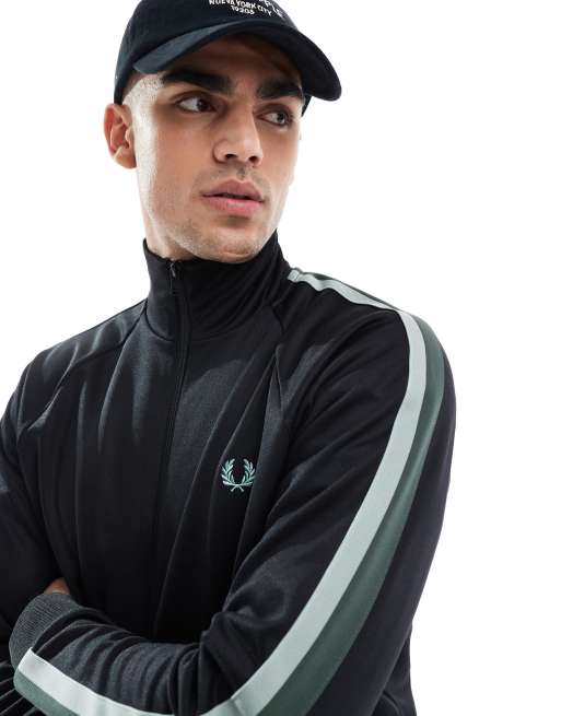 Chaqueta de chándal negra con cinta del logo en dos colores de Fred Perry (parte de un conjunto), 3 de 4
