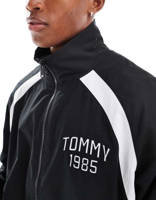 Chaqueta de chándal negra con diseño universitario de Tommy Jeans, 3 de 4