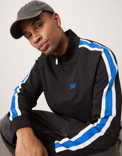 Chaqueta de chándal negra y azul con rayas de Calvin Klein Jeans, 4 de 4