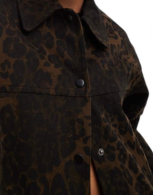 Chaqueta de corte cuadrado con estampado de leopardo y pespuntes en contraste de ASOS DESIGN, 3 de 4
