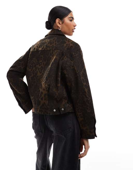 Chaqueta de corte cuadrado con estampado de leopardo y pespuntes en contraste de ASOS DESIGN, 4 de 4