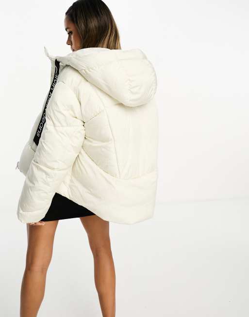 Chaqueta de plumas corta blanca con cordón ajustable y logo de Calvin Klein Jeans, 2 de 4