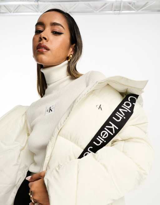 Chaqueta de plumas corta blanca con cordón ajustable y logo de Calvin Klein Jeans, 3 de 4