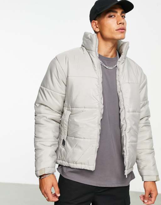 Chaqueta de plumas corta color visón plateado con cuello alzado de Le Breve, 3 de 4