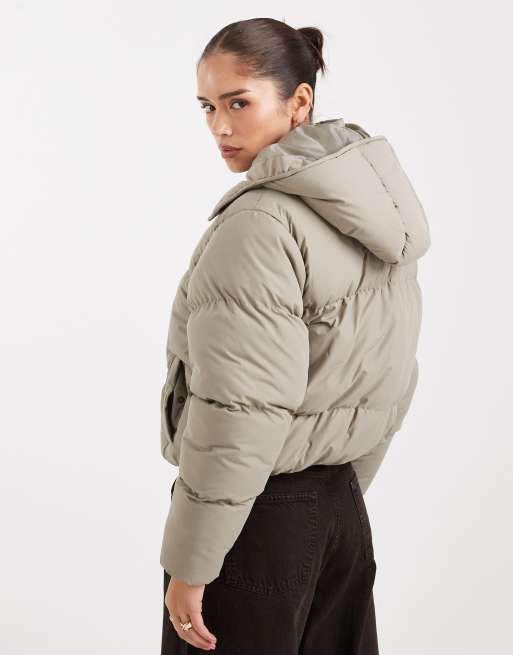 Chaqueta de plumas corta verde salvia con capucha de Brave Soul, 2 de 4