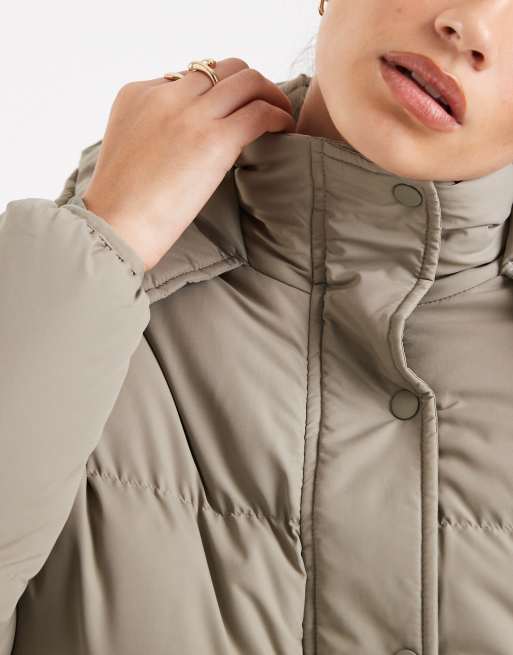 Chaqueta de plumas corta verde salvia con capucha de Brave Soul, 3 de 4