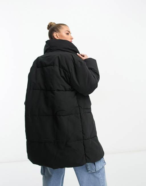 Chaqueta de plumas larga negra de doble botonadura Lindzi de DTT